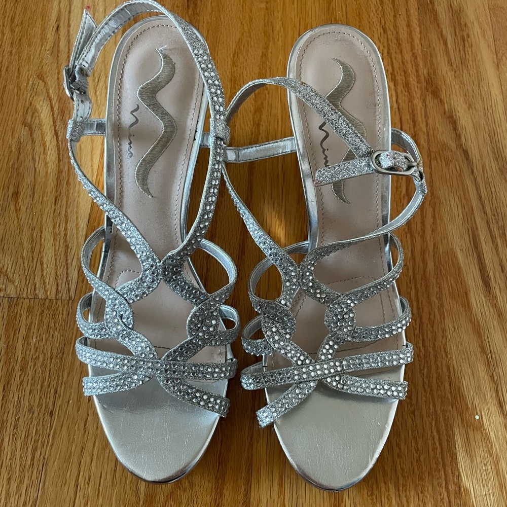 Nina size 9 wedge silver shoe